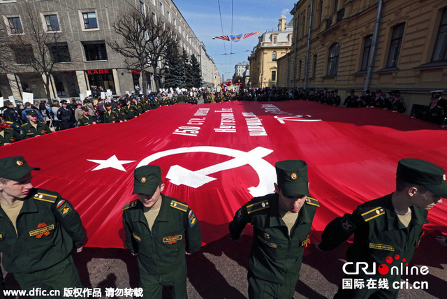 俄罗斯圣彼得堡举行游行 庆祝二战胜利70周年