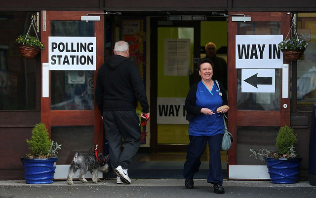 英国大选投票举行 独立党领袖法拉奇参加投票