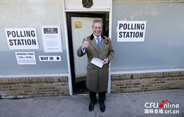 英国大选投票举行 独立党领袖法拉奇参加投票