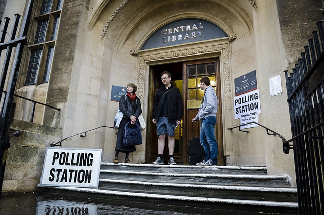 英国大选投票举行 独立党领袖法拉奇参加投票