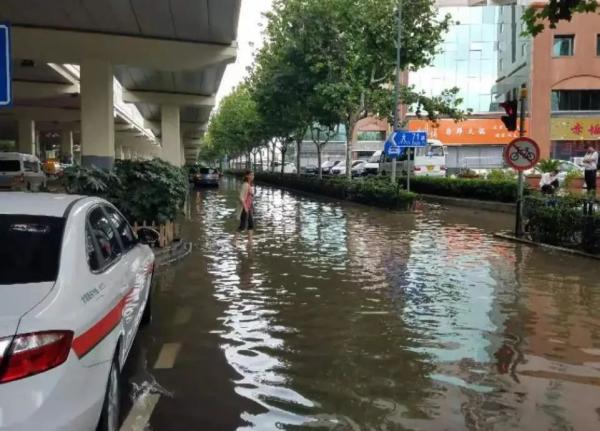 当车主遇到泥路、暴雨、塌陷…别急，平安产险查勘员就在急速救援的路上