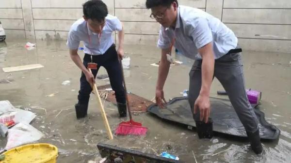 当车主遇到泥路、暴雨、塌陷…别急，平安产险查勘员就在急速救援的路上