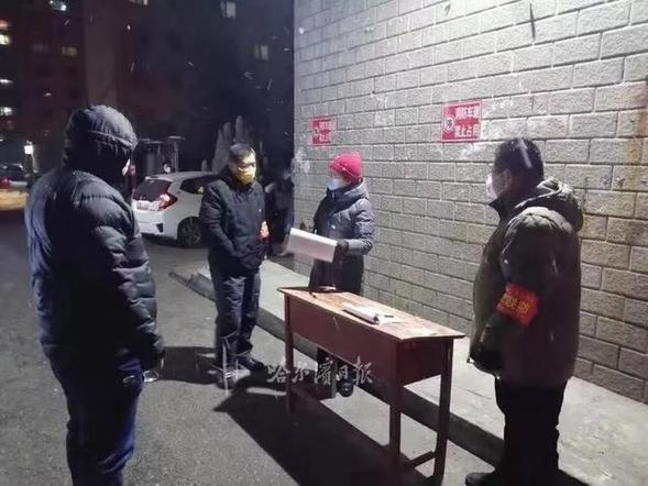 哈尔滨南岗区500余名机关党员到社区“上岗”联防联控为百姓“守门”