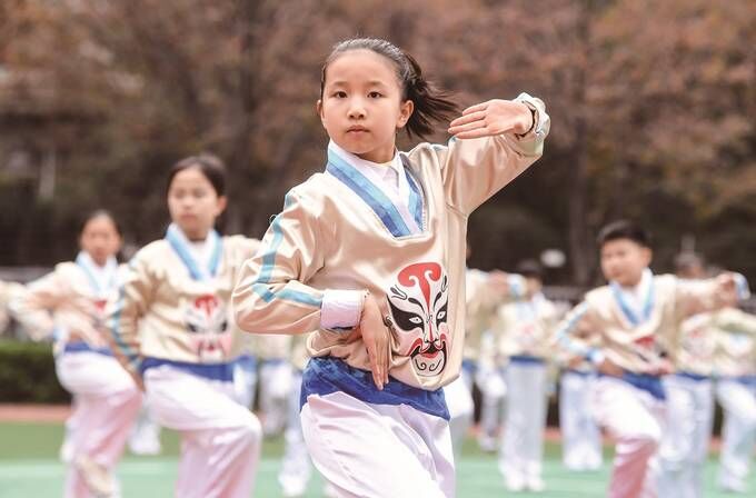 南京一小学学生在操场做京韵操 感受国粹神韵