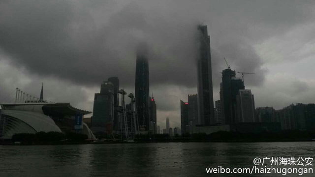 暴雨突袭广州 乌云压城白昼变黑夜