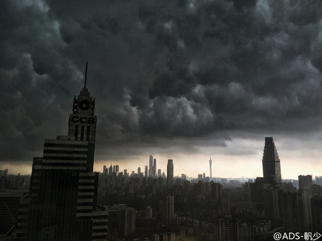 暴雨突袭广州 乌云压城白昼变黑夜