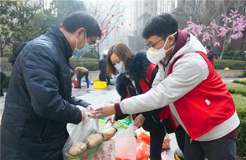 （备注：西安市发改委党员李都已核实正确，附西部网发过的链接）【战“疫”·行动】172名西安市直机关党员到曲江新区各基层党组织报到 积极投身疫情防控工作