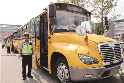 （平安江苏图文）南京市区首所学校 启用“大鼻子”校车