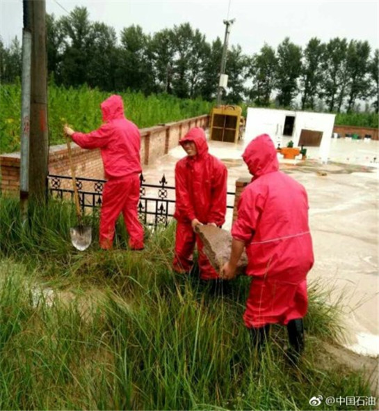 陕西长庆油田近百个井场道路因暴雨受损 千名员工抢险自救_fororder_115_副本