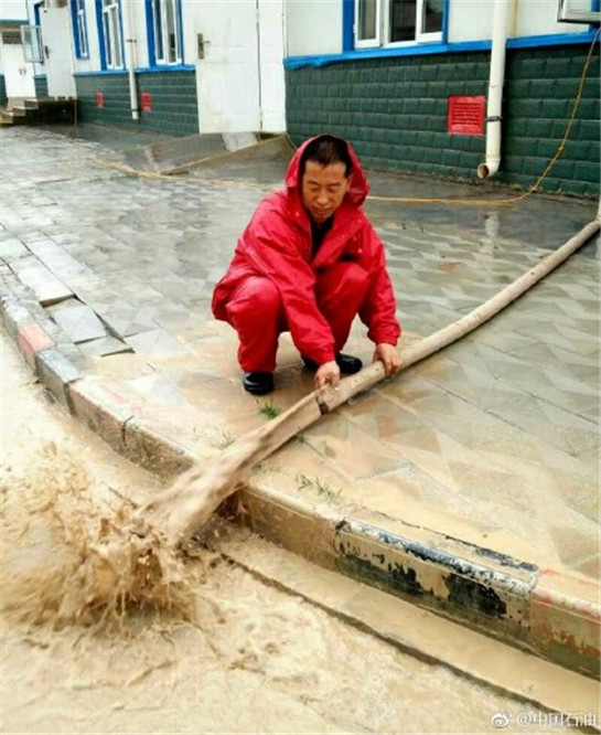 陕西长庆油田近百个井场道路因暴雨受损 千名员工抢险自救_fororder_117_副本