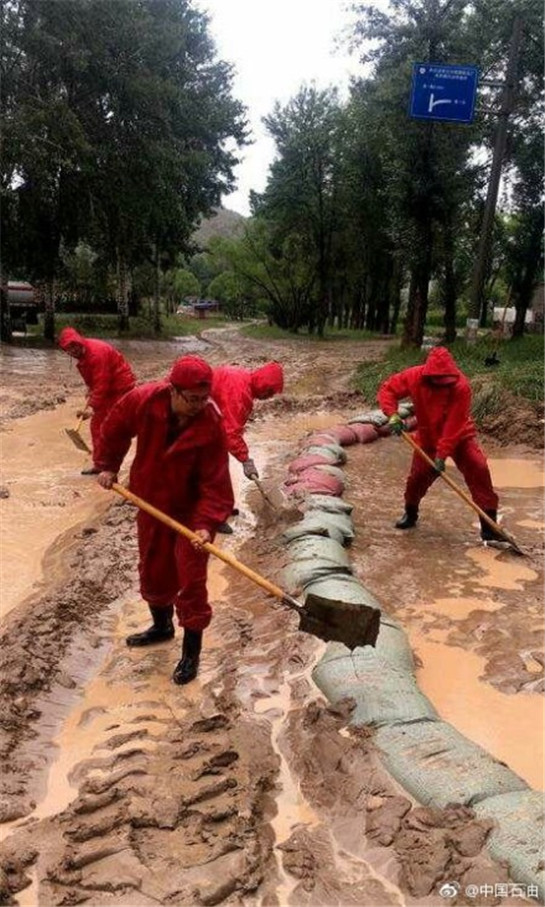 陕西长庆油田近百个井场道路因暴雨受损 千名员工抢险自救_fororder_118_副本