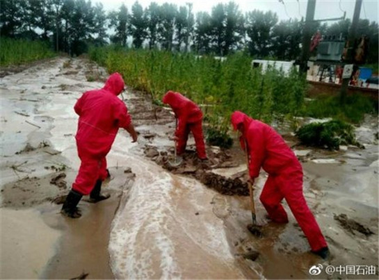 陕西长庆油田近百个井场道路因暴雨受损 千名员工抢险自救_fororder_119_副本