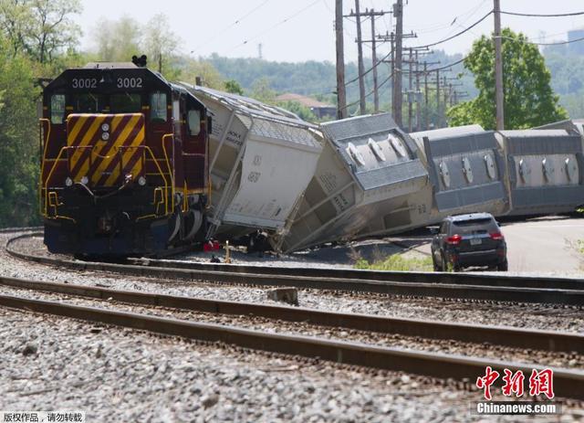 美国一货运列车13节车厢脱轨