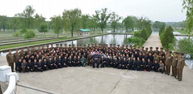 金正恩视察部队养鱼场 称赞鱼场产量高环境好