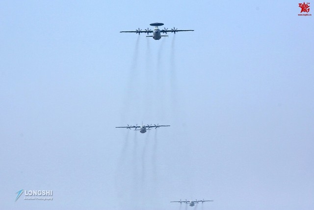 大批国产高新机凌空编队飞过 空警500领头