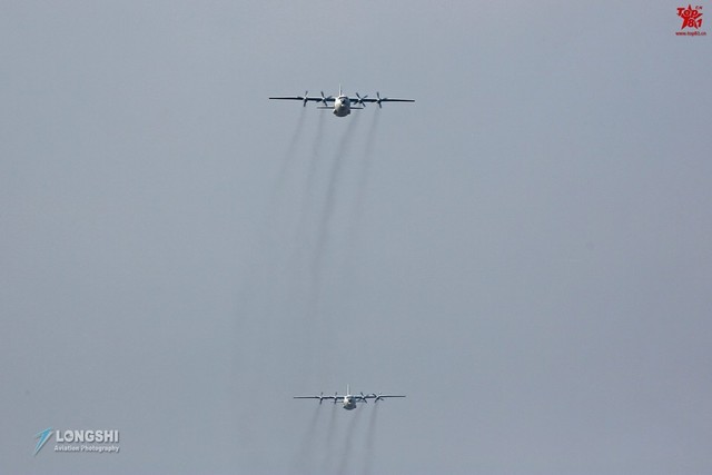 大批国产高新机凌空编队飞过 空警500领头