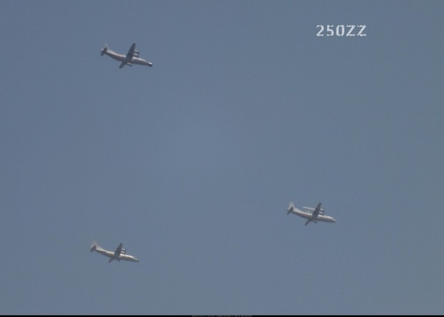 大批国产高新机凌空编队飞过 空警500领头