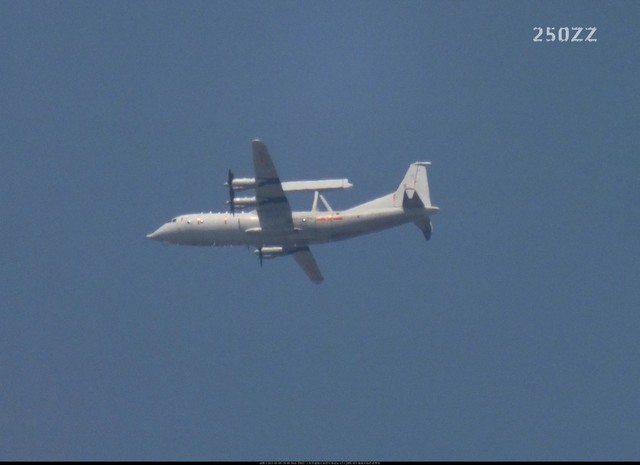 大批国产高新机凌空编队飞过 空警500领头