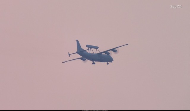 大批国产高新机凌空编队飞过 空警500领头