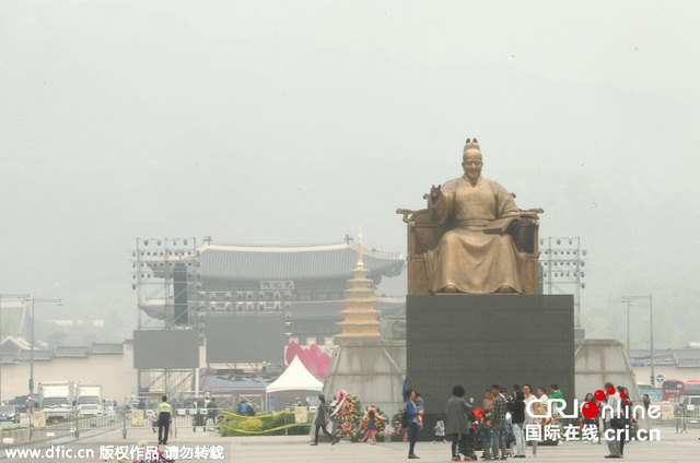 韩国首尔遭雾霾侵袭 天空灰蒙蒙一片