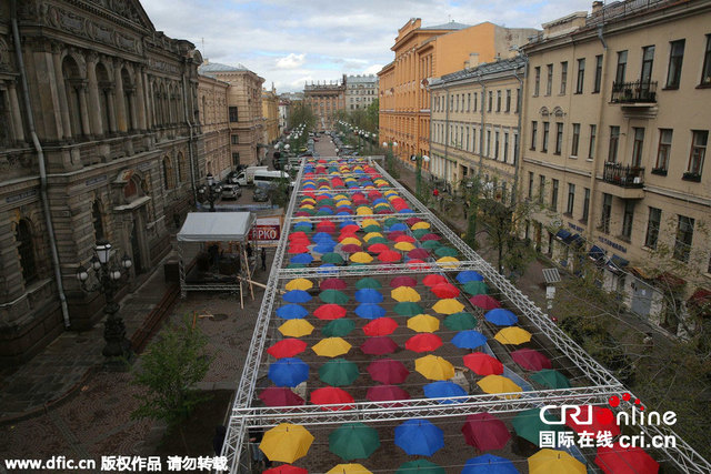 俄罗斯圣彼得堡七彩雨伞打造童话小路