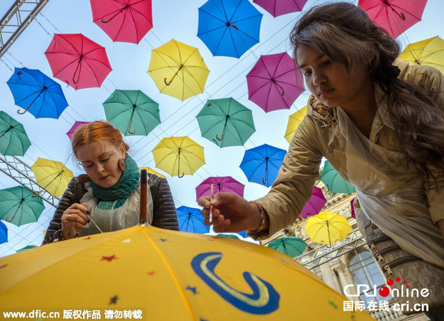 俄罗斯圣彼得堡七彩雨伞打造童话小路