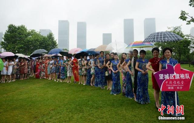 湖南长沙千名女子着旗袍走秀 挑战世界纪录