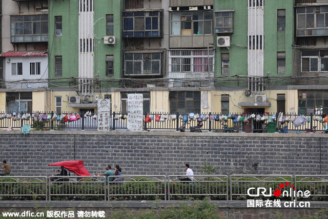 郑州一小区护栏挂满生活垃圾 抗议小区路面硬化