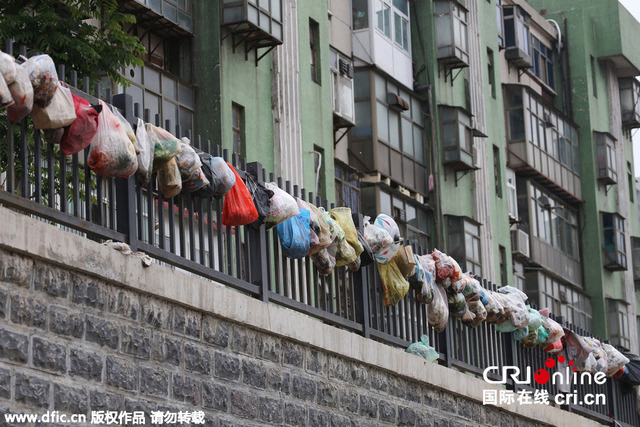 郑州一小区护栏挂满生活垃圾 抗议小区路面硬化