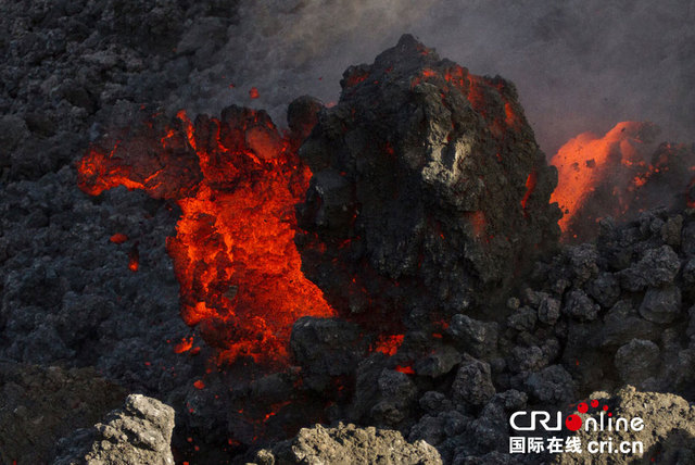 意大利埃特纳火山喷发 熔岩涌动如末日大片