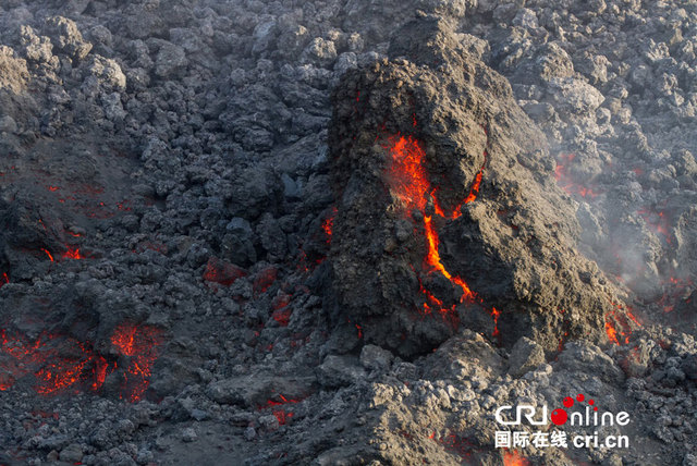 意大利埃特纳火山喷发 熔岩涌动如末日大片