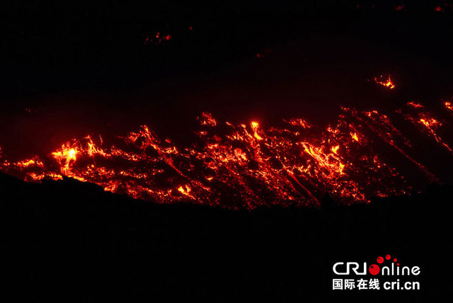 意大利埃特纳火山喷发 熔岩涌动如末日大片