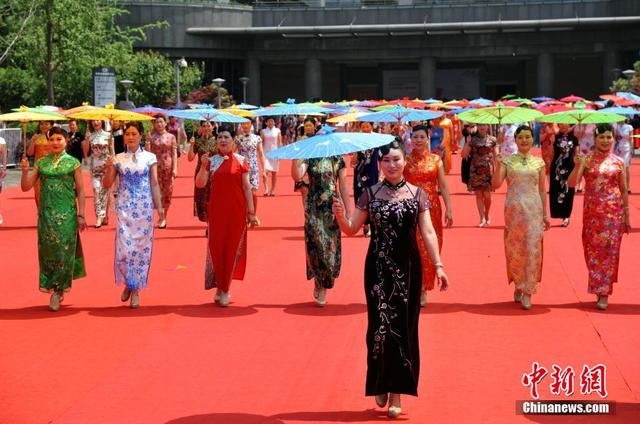 多地女性同秀旗袍 挑战"世界吉尼斯旗袍秀"纪录