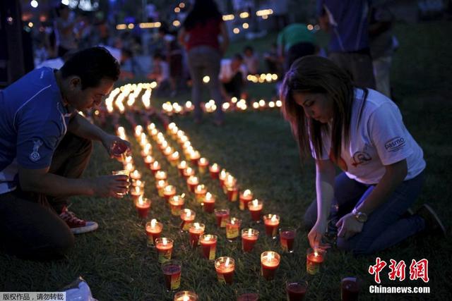 萨尔瓦多民众摆烛光“红丝带”缅怀艾滋病逝者