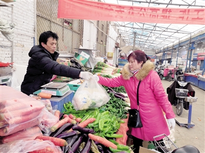 春节将至蔬菜热销品种多  蔬菜市场品种齐全