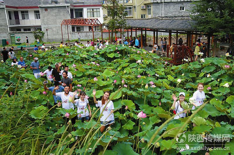 【焦点图 显示图在稿件最下方】外国留学生在留坝游学