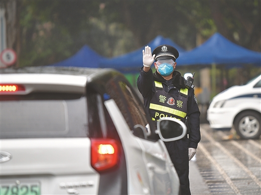 战疫前线 “警色”靓丽