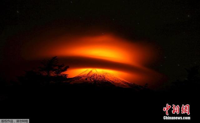 智利比亚里卡火山喷发 火焰染红云朵场面壮观