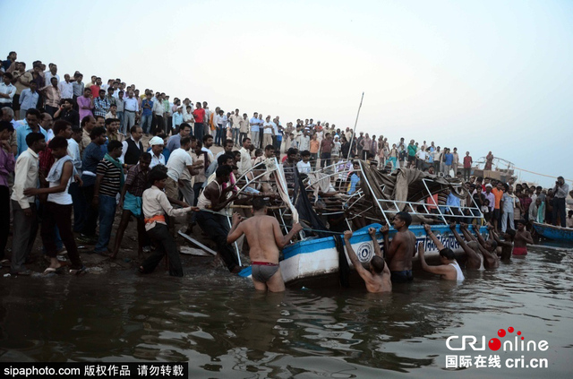 印度发生摩托艇倾覆事故 多人溺水17人下落不明