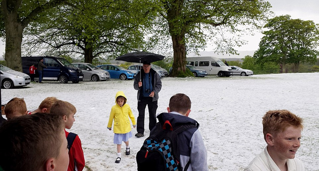 英国遭遇极恶劣天气 雷电冰雹狂风暴雨同时袭击