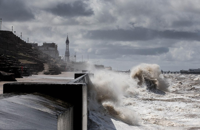 英国遭遇极恶劣天气 雷电冰雹狂风暴雨同时袭击