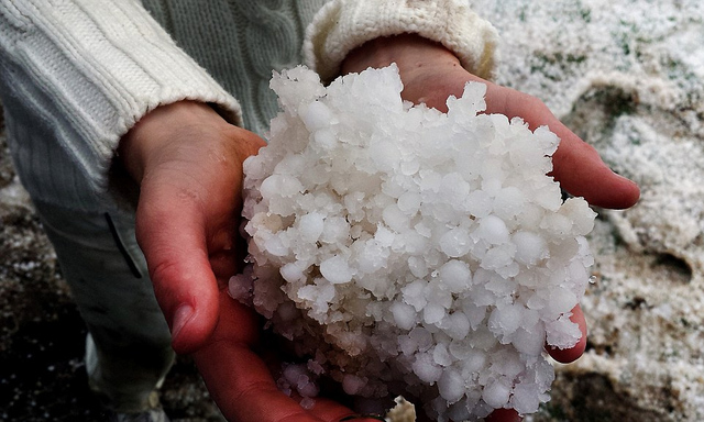 英国遭遇极恶劣天气 雷电冰雹狂风暴雨同时袭击