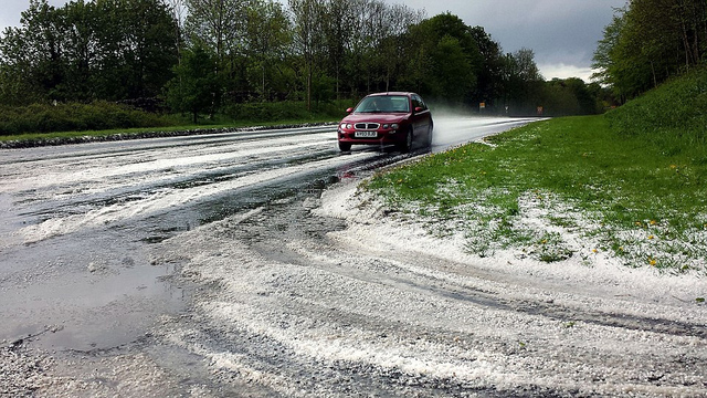 英国遭遇极恶劣天气 雷电冰雹狂风暴雨同时袭击