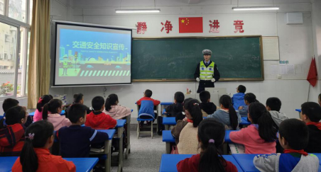 重庆云阳交巡警开展“知危险会避险 平安上学路”交通安全宣传活动