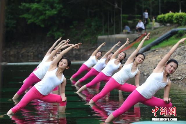 长沙瑜伽达人上演水上瑜伽 秀优美身段