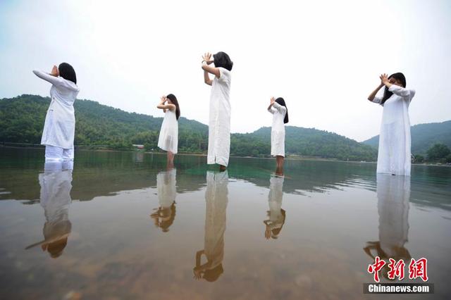 长沙瑜伽达人上演水上瑜伽 秀优美身段