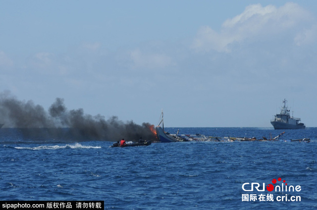 印尼海军炸毁19艘非法捕鱼外国渔船