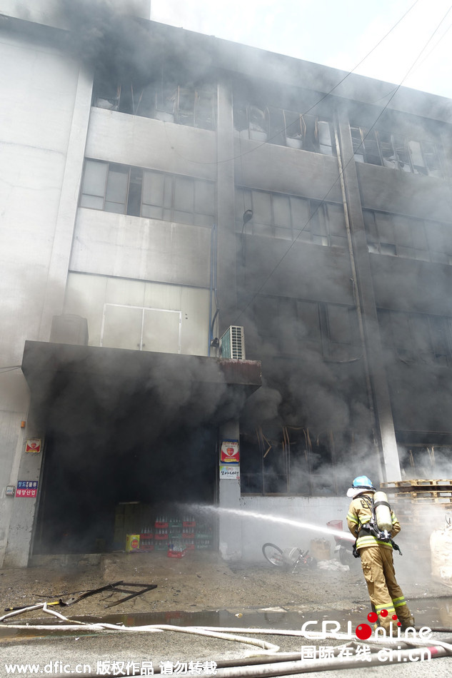 韩国大邱一家服装工厂四层楼建筑失火