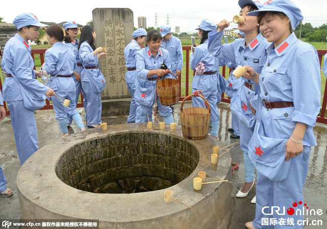 江西赣州：干部配偶穿红军服进行红色传统教育