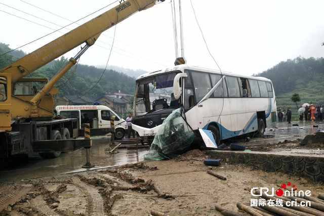 湖南境内旅游大巴侧翻 8人遇难40余人受伤